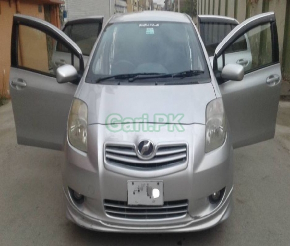 Toyota Vitz  2005