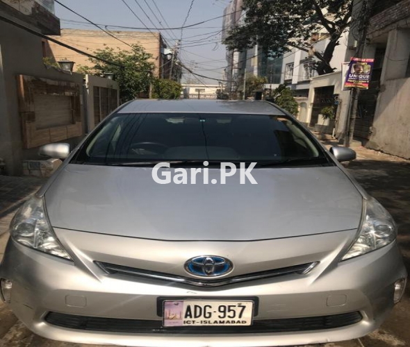 Toyota Prius Alpha S L Selection 2011