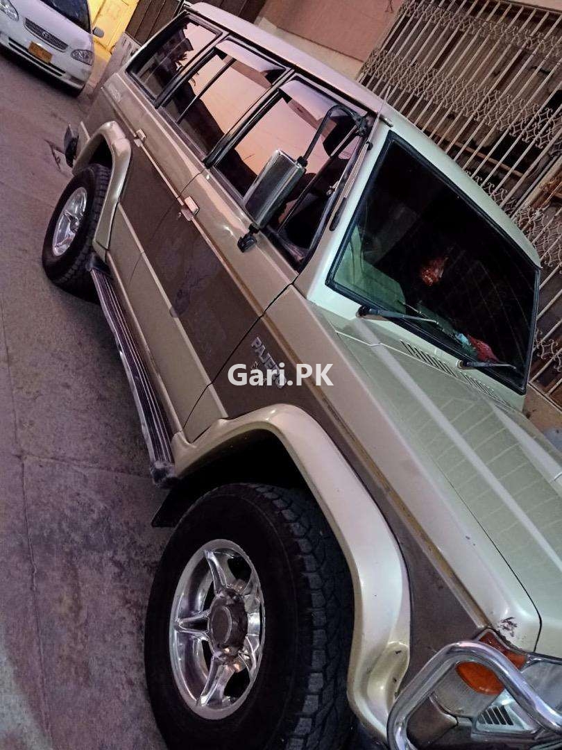 Mitsubishi Pajero  1986