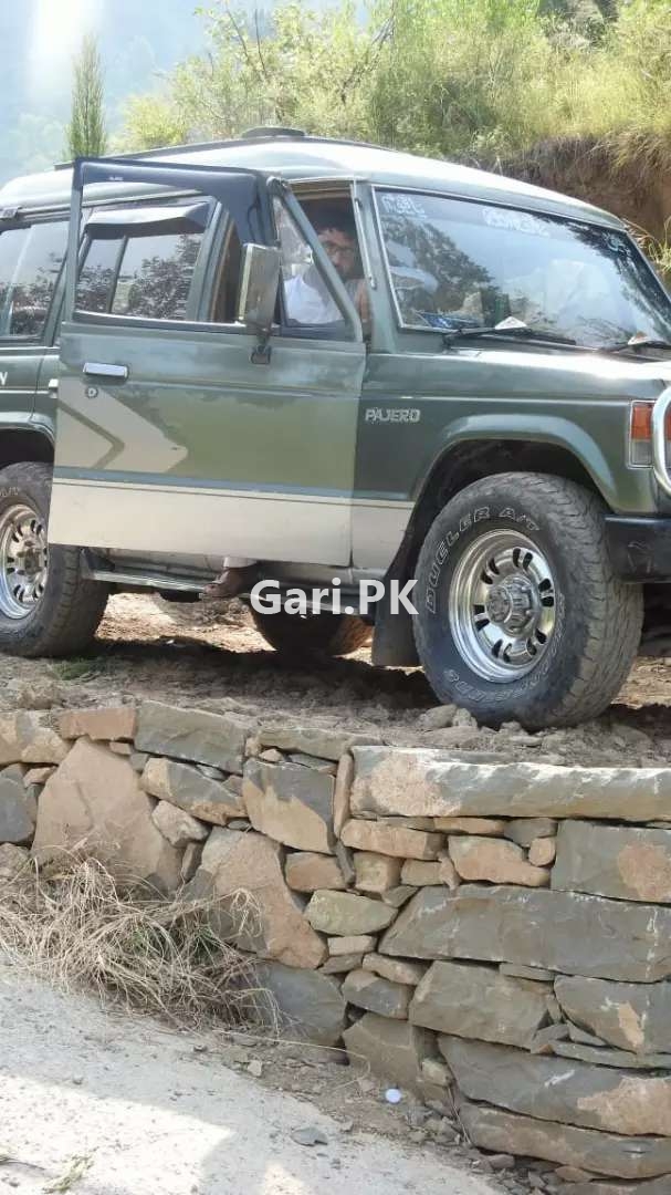 Mitsubishi Pajero  1988