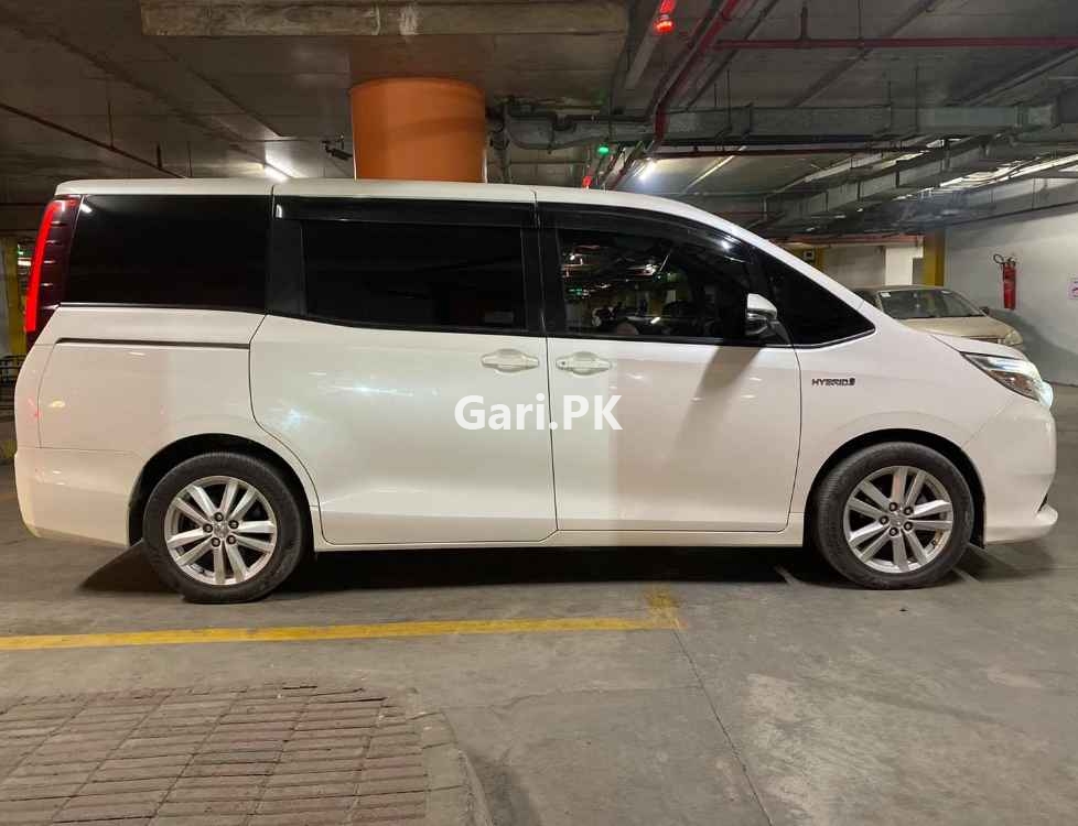 Toyota Noah  2014