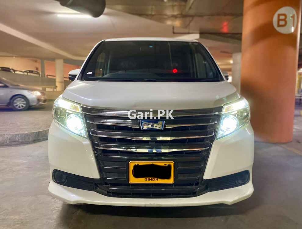 Toyota Noah  2014