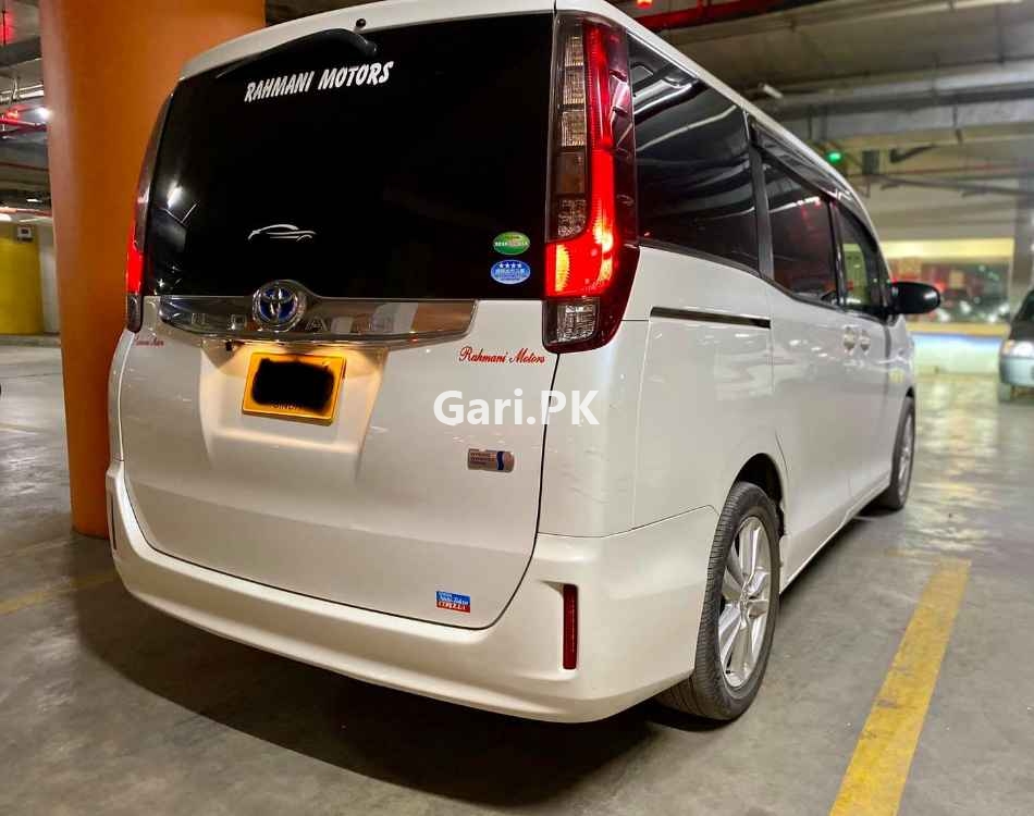 Toyota Noah  2014