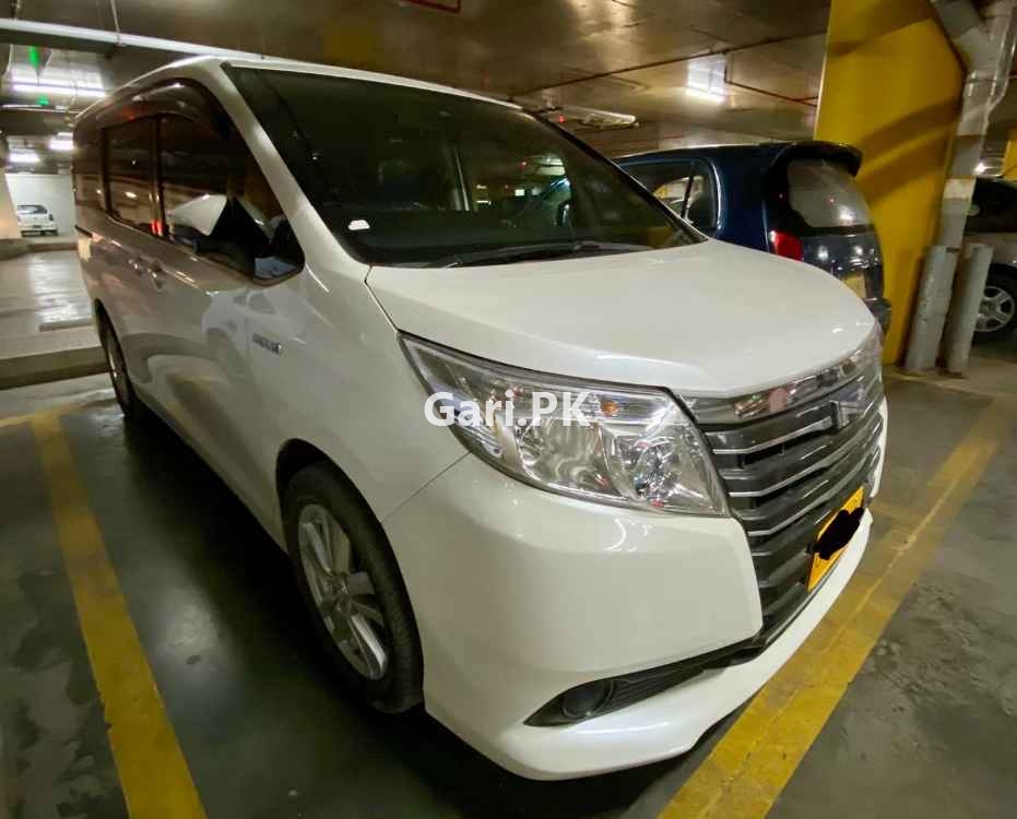 Toyota Noah  2014