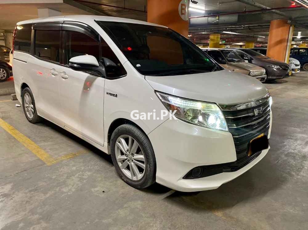 Toyota Noah  2014