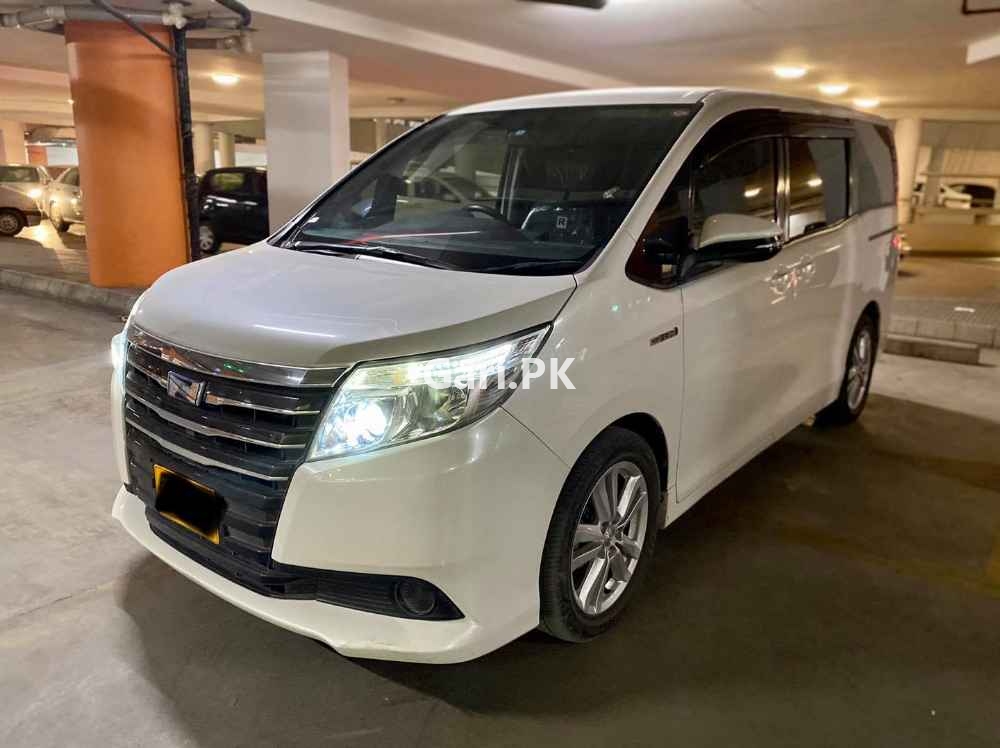 Toyota Noah  2014