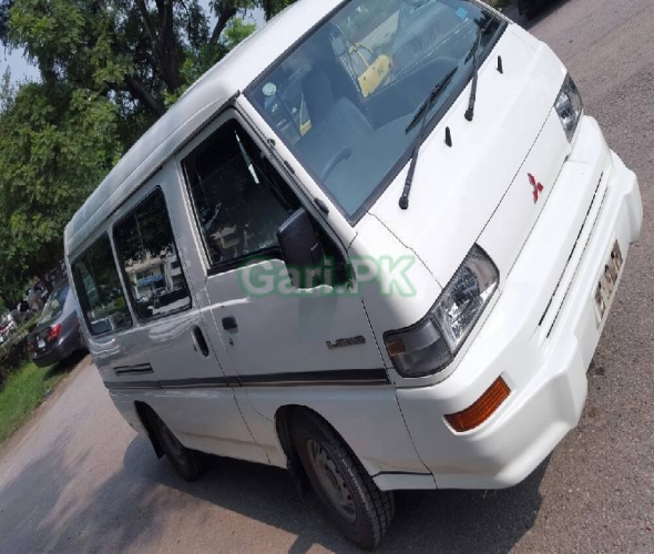 Mitsubishi L300  2009
