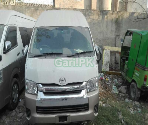 Toyota Hiace Mid-Roof 2.7 2014