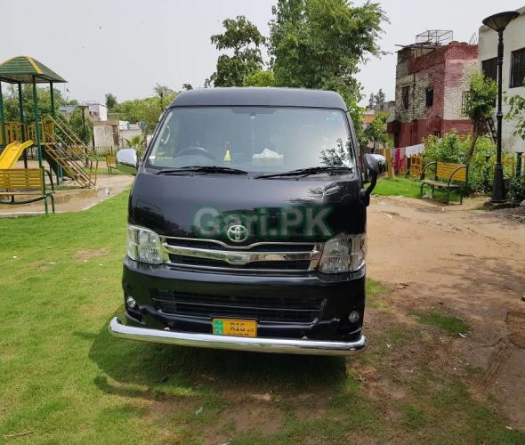 Toyota Hiace Mid-Roof 2.7 2011