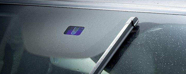 Rain sales sensing wiper