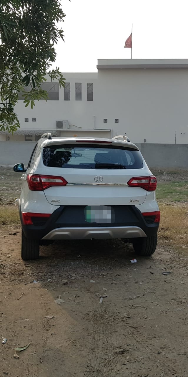 SUV Senova X25 is recently spotted in Lahore